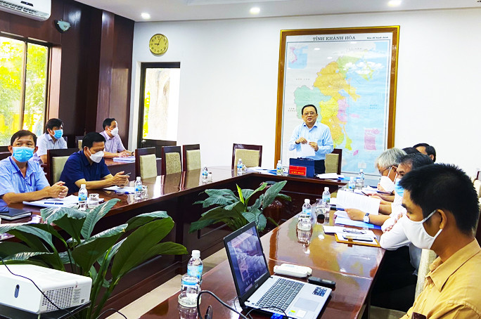 Đồng chí  Lê Hữu Hoàng phát biểu tại buổi làm việc trực tuyến ở điểm cầu Khánh Hòa.