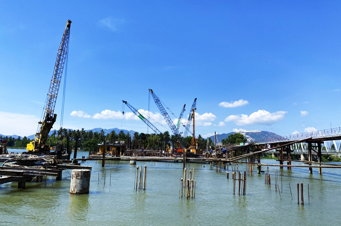 Dự án Đập ngăn mặn trên sông Cái Nha Trang do Ban quản lý Dự án phát triển tỉnh  làm chủ đầu tư đang đẩy nhanh tiến độ thi công. Ảnh: V.Kỳ