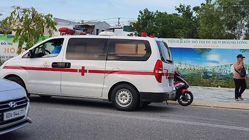 Xe cấp cứu đưa nạn nhân đến bệnh viện chữa trị