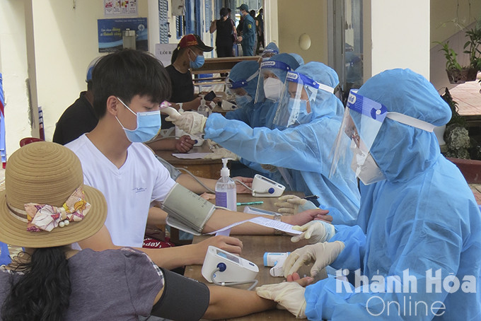 Kiểm tra sức khoẻ cho người dân trước khi tiêm vắc xin ở Cam Ranh.