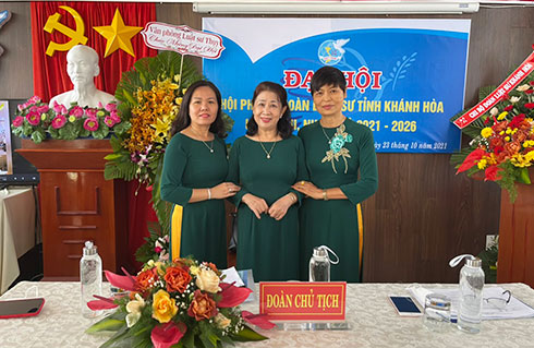 Ban Chấp hành Hội Phụ nữ Đoàn Luật sư tỉnh Khánh Hòa nhiệm kỳ 2021-2026 ra mắt đại hội.