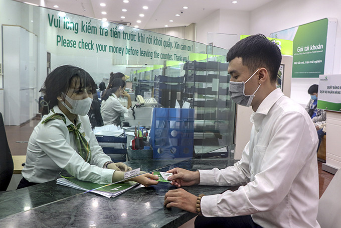 Khách hàng nhận thẻ chip tại Vietcombank Chi nhánh Khánh Hòa.