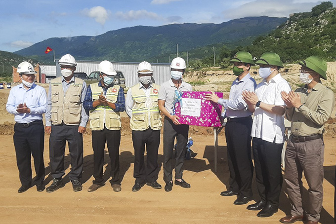 Thứ trưởng Bộ Giao thông vận tải Lê Anh Tuấn kiểm tra Dự án cao tốc Cam Lâm - Vĩnh Hảo