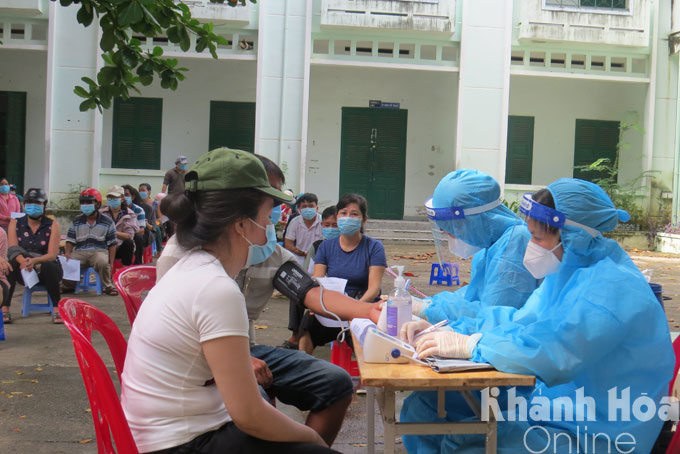 Kiểm tra sức khoẻ cho người dân trước khi tiêm vắc xin ở Cam Ranh
