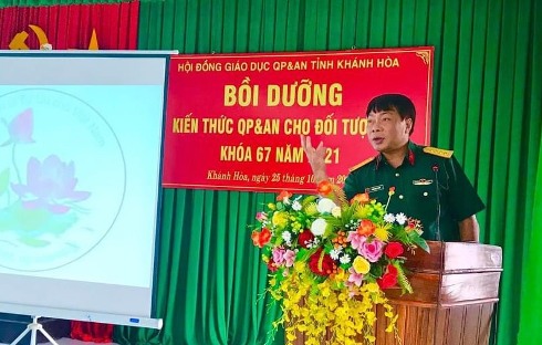 Đại tá Trịnh Việt Thành - Chính ủy Bộ CHQS tỉnh lên lớp bồi dưỡng kiến thức cho các học viên.