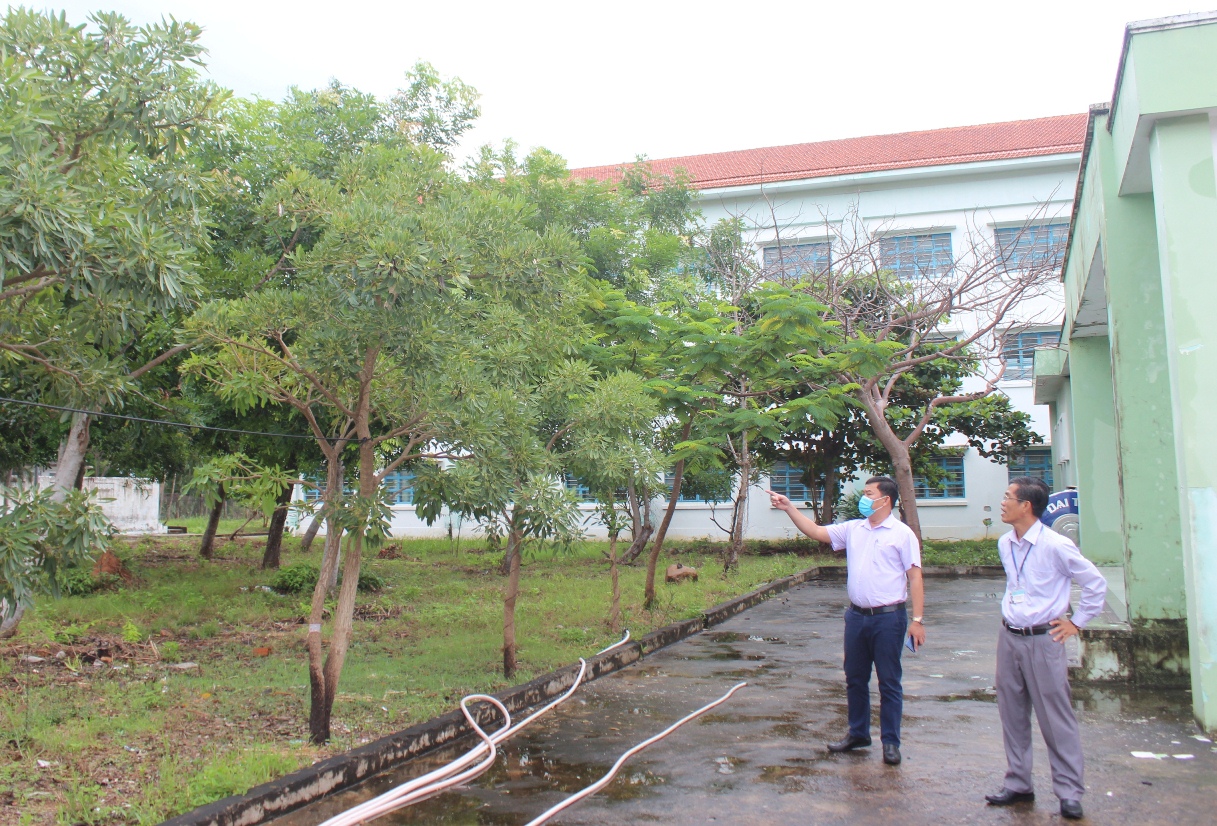Kiểm tra việc cắt tỉa cây xanh trong khuôn viên Trường Trung cấp nghề Vạn Ninh.