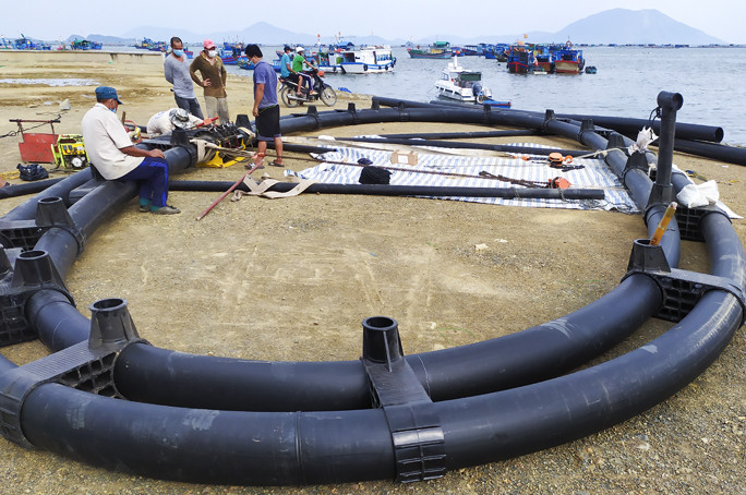 Lắp đặt lồng HDPE cho 2 hộ nuôi trồng thủy sản ở Vạn Ninh. 