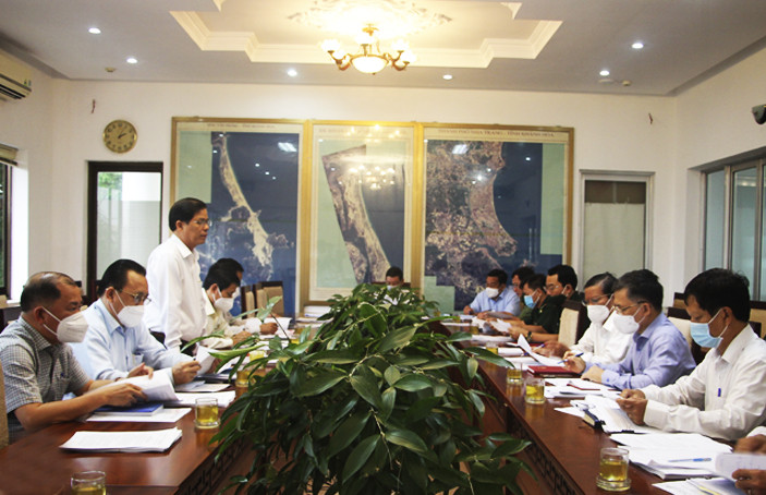   Ông Nguyễn Tấn Tuân chỉ đạo tại cuộc họp.