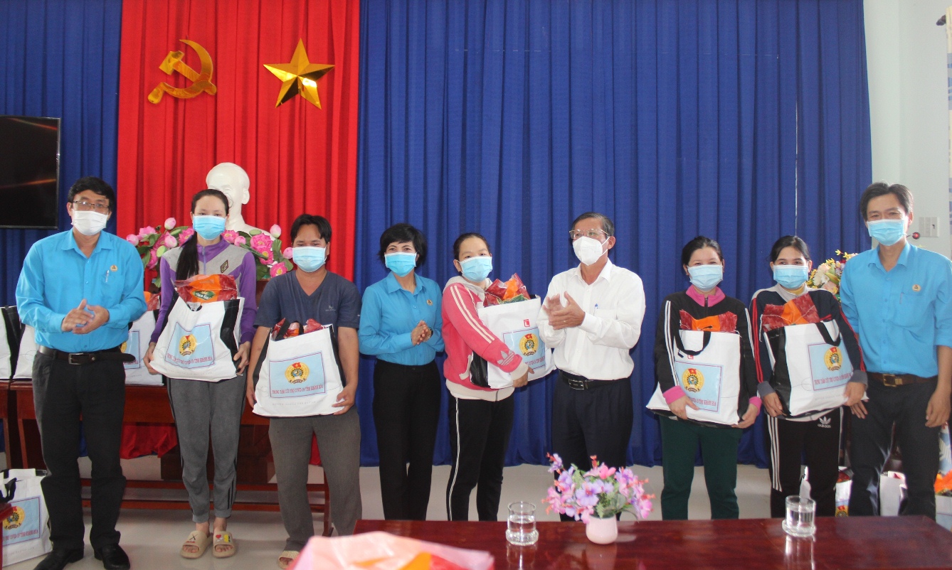 Ông Trần Ngọc Thanh và Liên đoàn Lao động tỉnh trao gói an sinh cho công nhân Công ty TNHH Ngọc trai Sài Gòn.