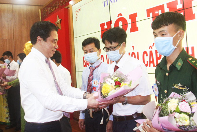 Ông Nguyễn Khắc Toàn - Phó Bí thư Thường trực Tỉnh ủy,  Chủ tịch HĐND tỉnh tặng hoa cho các báo cáo viên tham gia hội thi.
