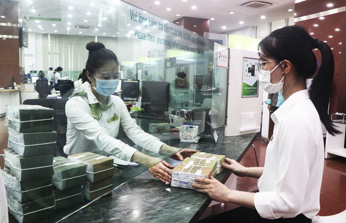 Khách hàng giao dịch tại Vietcombank chi nhánh Khánh Hòa.