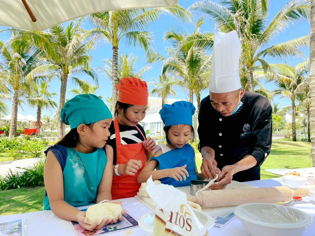 Đầu bếp một resort ở Bãi Dài, Cam Lâm hướng dẫn các em nhỏ làm bánh. (Ảnh minh họa, chụp trước khi dịch Covid-19 bùng phát đợt 4)