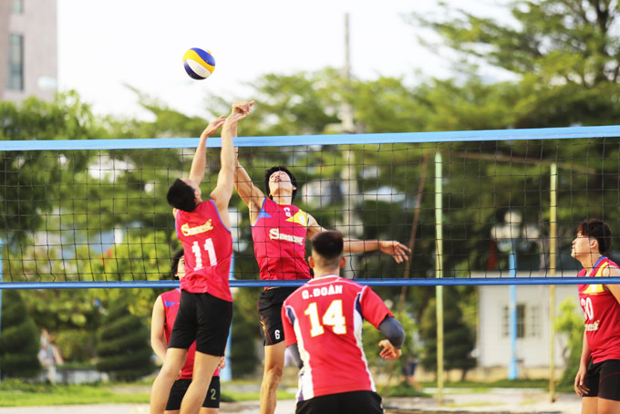 Các vận động viên đội bóng chuyền Sanest Khánh Hòa tập luyện trên sân bãi biển.