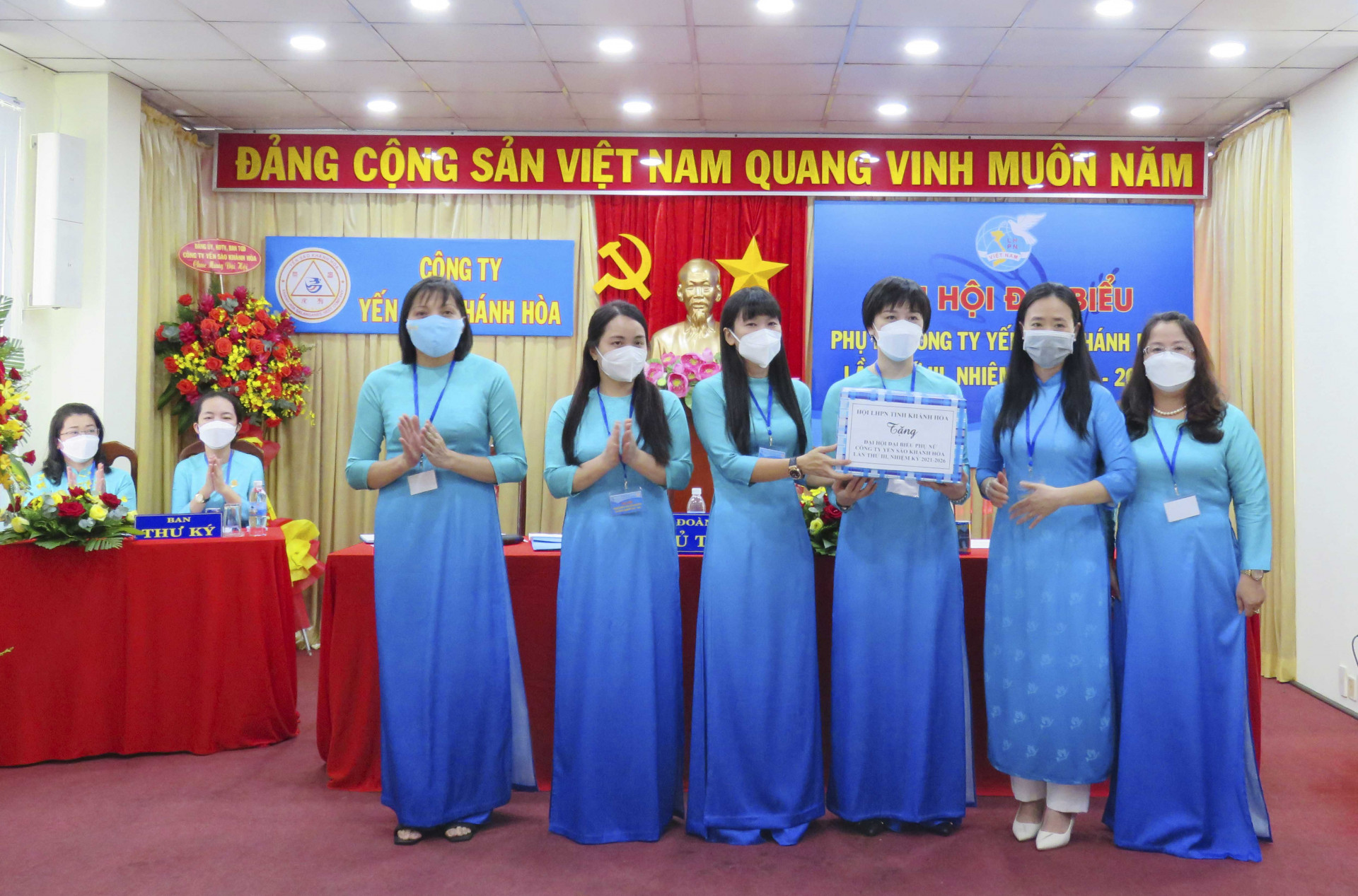 Hội Liên hiệp Phụ nữ tỉnh Khánh Hòa tặng quà cho đại hội 