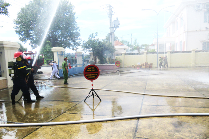 Vạn Ninh: Diễn tập phương án chữa cháy và cứu nạn, cứu hộ