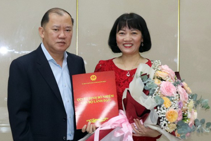 Ông Nguyễn Anh Tuấn trao quyết định bổ nhiệm cho bà Nguyễn Thị Lan