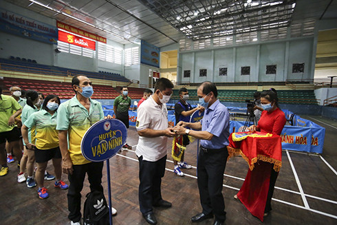 Ông Nguyễn Tuấn Thanh, Phó Giám đốc Sở Văn hóa và Thể thao tỉnh tặng cờ lưu niệm cho các đội về dự giải.