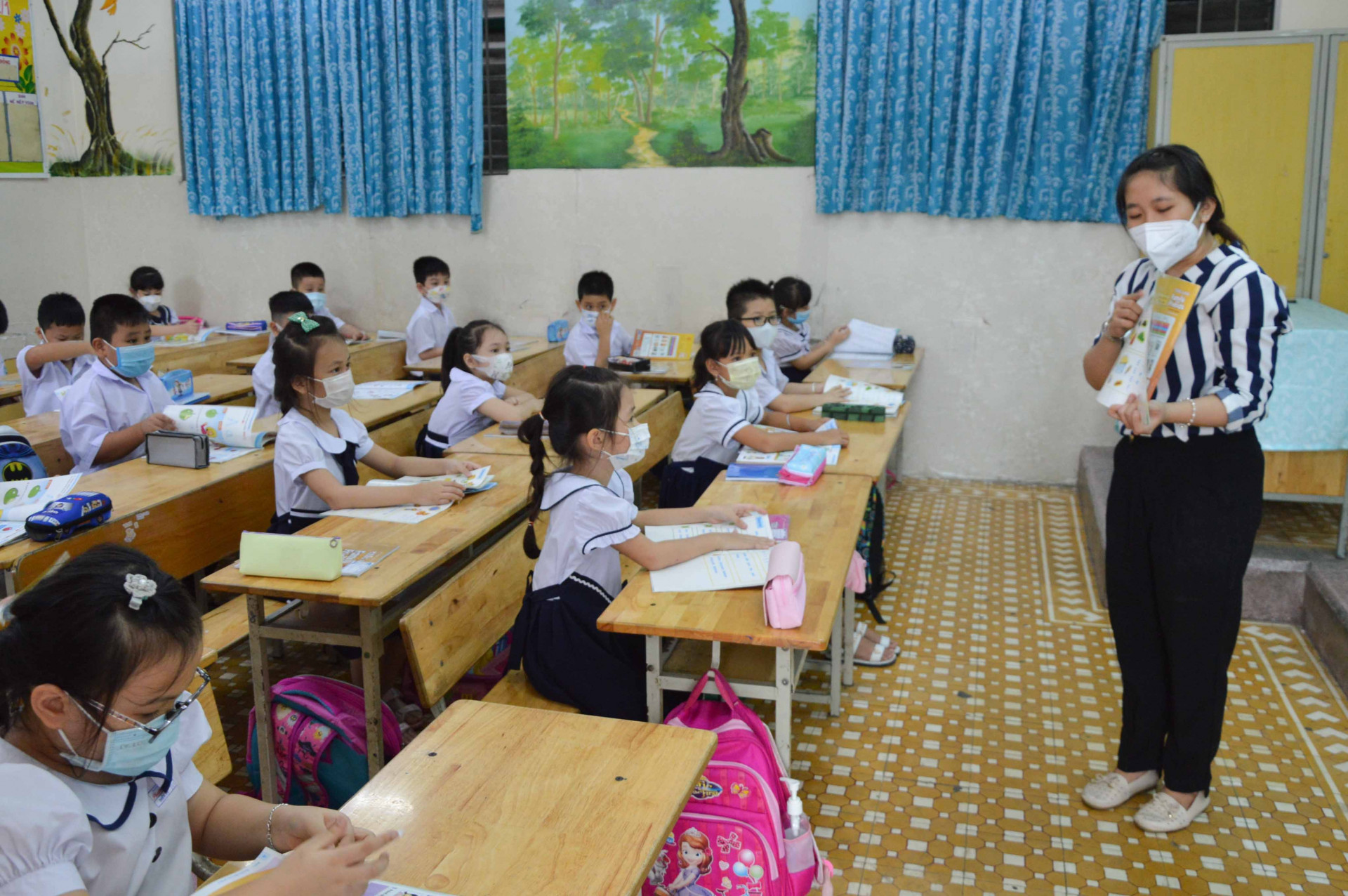Phuoc Tan 1 Primary School pupils are taught in person on November 1