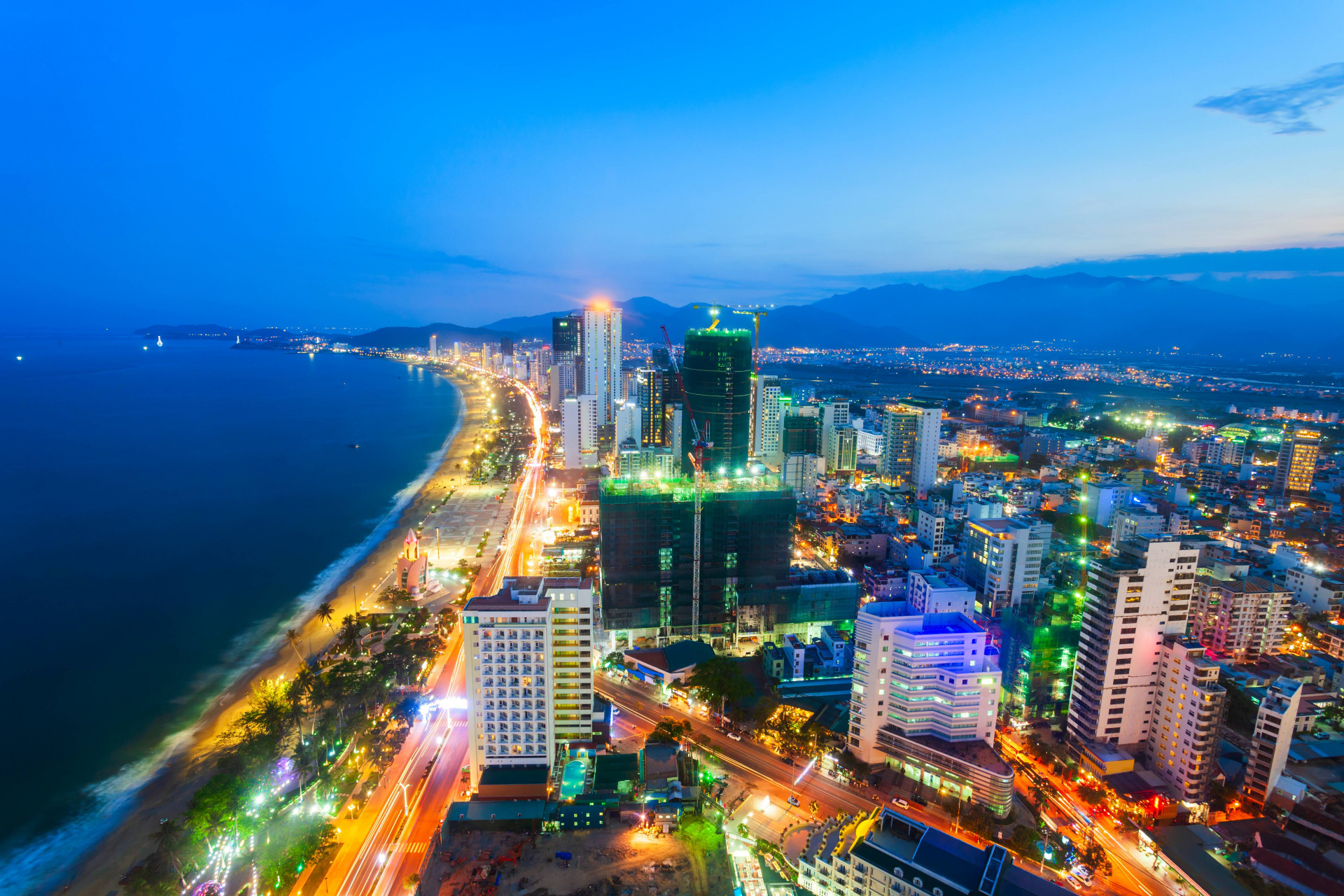 -Nhờ lợi thế về bờ biển đẹp, hạ tầng đồng bộ, thu hút du khách, Nha Trang luôn là thị trường được giới đầu tư để mắt.
