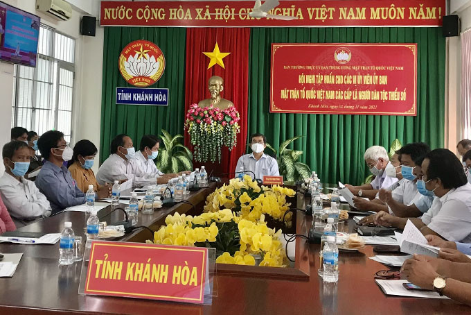Các đại biểu tham dự hội nghị trực tuyến đầu cầu Khánh Hòa.