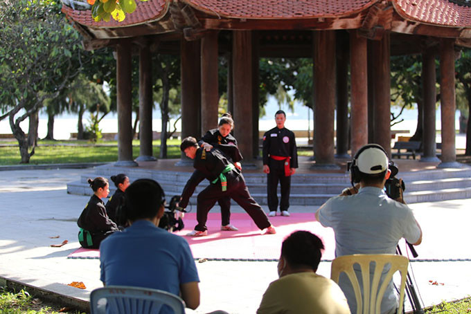 Các thành viên Câu lạc bộ Hoàng Kim Long trong một buổi thị phạm 10 động tác tự vệ chuẩn bị phát trên sóng truyền hình.