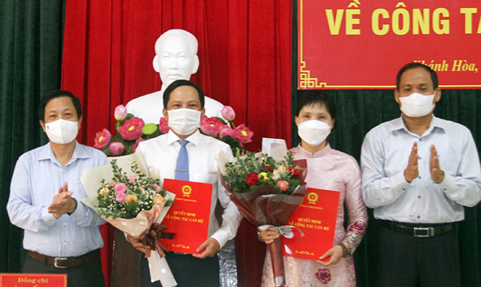 Ông Hà Quốc Trị (bìa trái) trao quyết định của Ban Bí thư chuẩn y ông Nguyễn Thành Trung và bà Nguyễn Thị Kim Dung giữ chức Phó Chủ nhiệm UBKT Tỉnh ủy