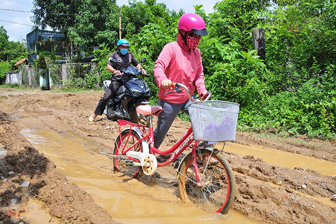 Khổ vì đường xuống cấp