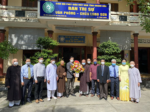 Đại diện đoàn đã tặng hoa chúc mừng Ban Trị sự Giáo hội Phật giáo Việt Nam tỉnh.,