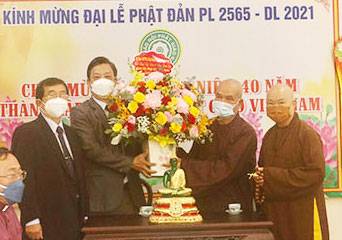 Đại diện đoàn tặng hoa chúc mừng Ban Trị sự Giáo hội Phật giáo Việt Nam tỉnh.