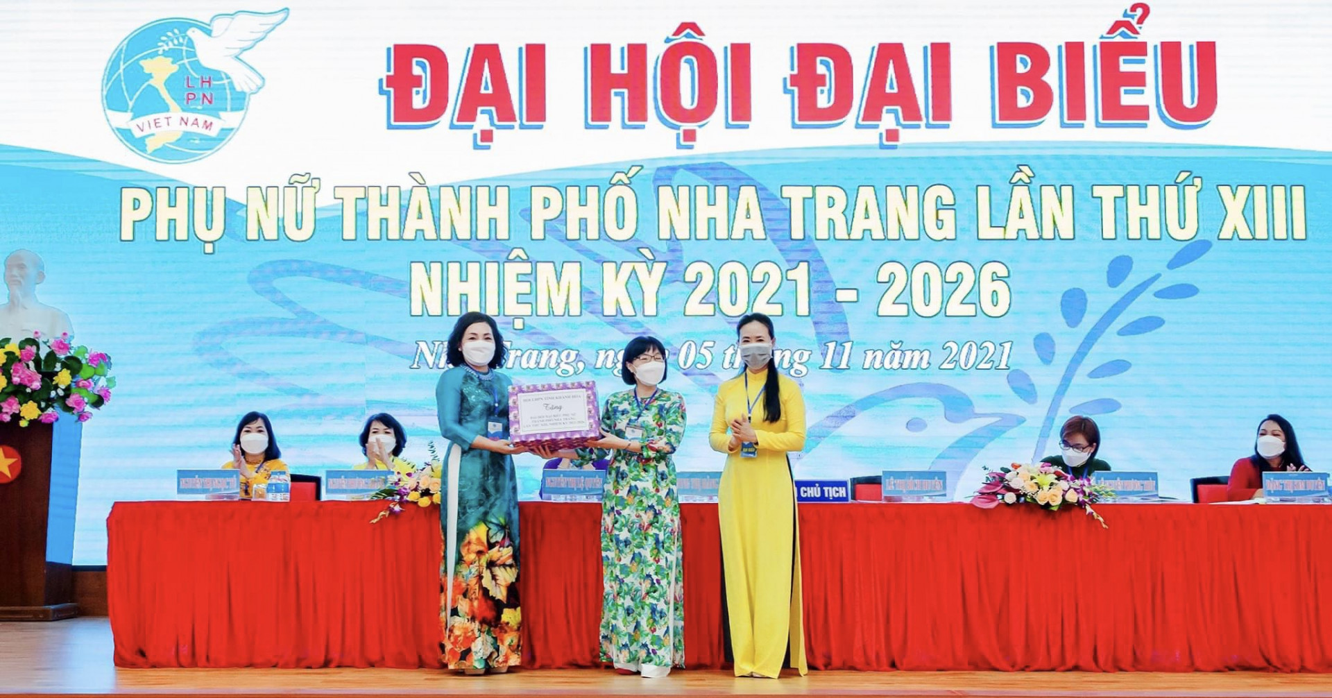 Bà Nguyễn Quỳnh Nga - Chủ tịch Hội LHPN tỉnh Khánh Hòa (áo dài vàng) tặng quà cho Hội LHPN TP. Nha Trang.