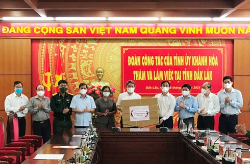 Đoàn công tác tặng quà cho tỉnh Đắk Lắk.
