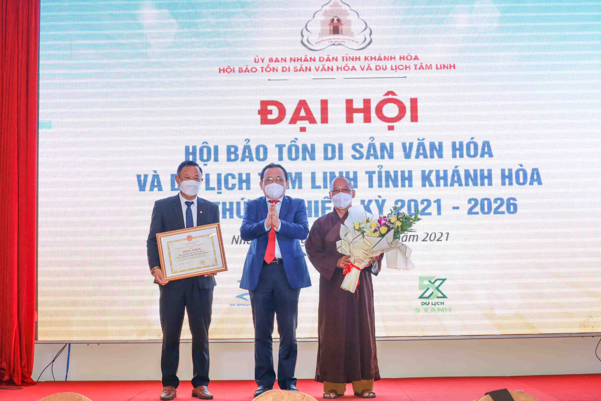 Ông Lê Hữu Hoàng trao bằng khen của UBND tỉnh cho tập thể Hội Bảo tồn Di sản văn hóa và du lịch tâm linh tỉnh Khánh Hòa. 