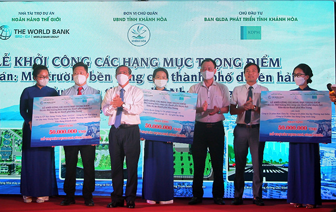 Đại diện các nhà thầu thi công tặng tượng trưng 200 triệu đồng cho Ủy ban MTTQ Việt Nam tỉnh