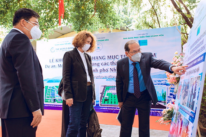 Bà Carolyn Turk – Giám đốc Quốc gia Ngân hàng Thế giới tại Việt Nam nghe báo cáo thuyết minh 4 hạng mục chính củaDự án Môi trường bền vững các thành phố duyên hải 