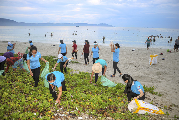 Cán bộ, hội viên phụ nữ nhặt rác  tại bờ biển xã Ninh Vân, thị xã Ninh Hòa.