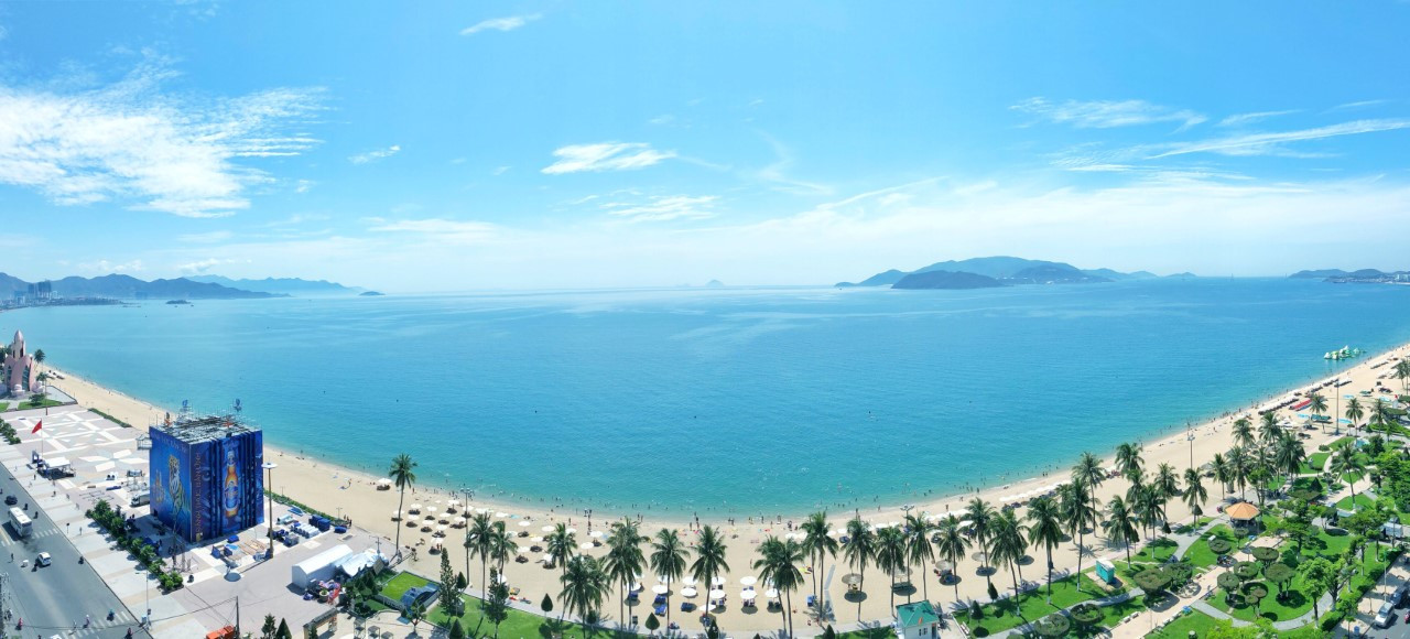 Nha Trang với đường bờ biển dài và nước biển trong xanh luôn thu hút đông đảo khách du lịch. Ảnh Huy Kutis