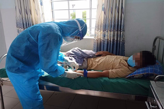 Khám bệnh cho bệnh nhân ở  một bệnh viện dã chiến thị xã Ninh Hòa