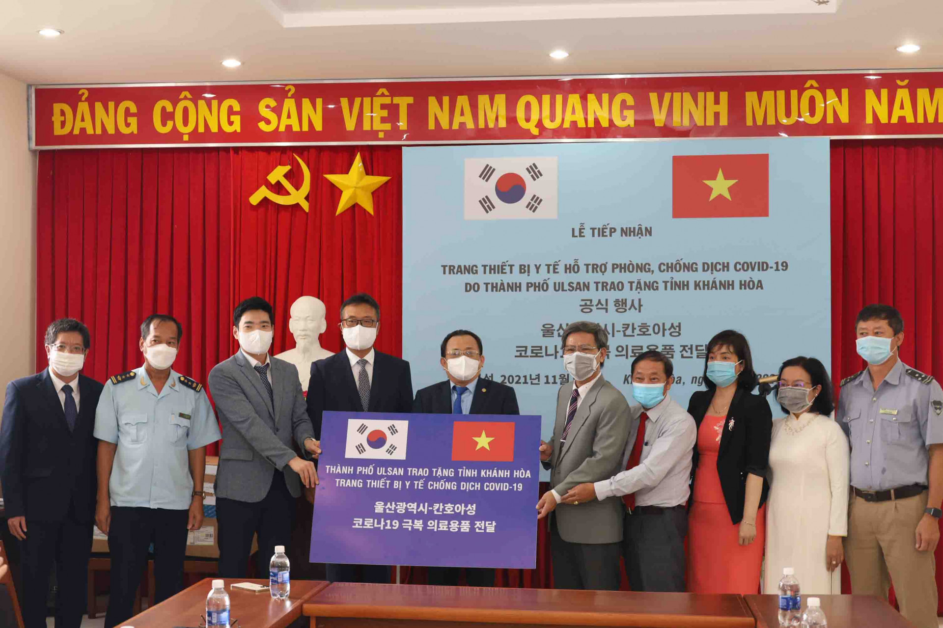 Ông Lê Hữu Hoàng (đứng thứ 6 từ phải qua) tiếp nhận trang thiết bị y tế do TP. Ulsan gửi tặng. 