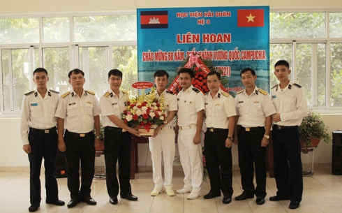 Lãnh đạo, chỉ huy Hệ 3 tặng hoa chúc mừng các học viên Campuchia.
