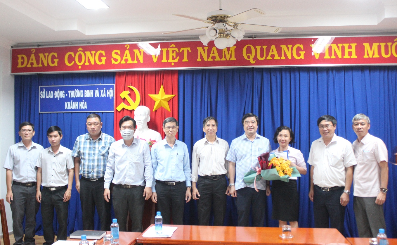 Ông Tạ Hồng Quang trao quyết định kiện toàn Đội Kiểm tra liên ngành 178 tỉnh.