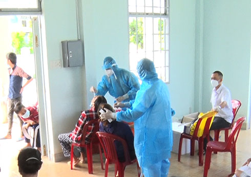 Từ 15 giờ đến 22 giờ ngày 10-11 người dân huyện Diên Khánh không ra khỏi nhà để triển khai tầm soát cộng đồng