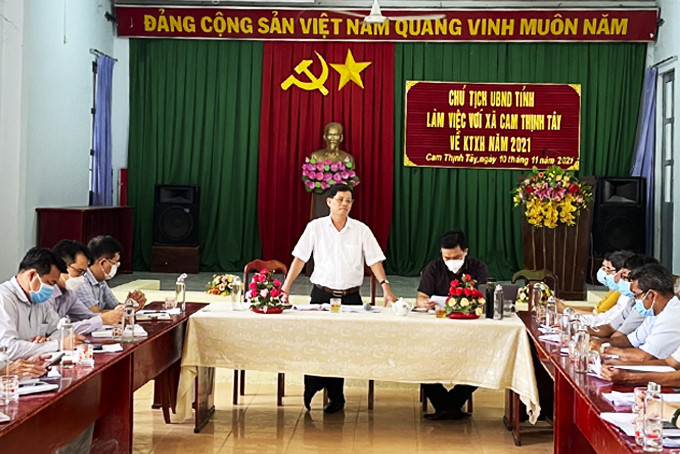 Đồng chí Nguyễn Tấn Tuân phát biểu chỉ đạo tại buổi làm việc  với xã Cam Thịnh Tây.