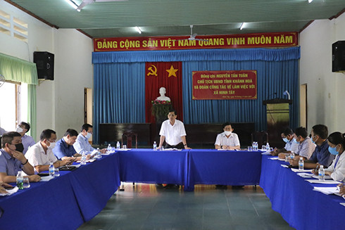 Ông Nguyễn Tấn Tuân làm việc với xã Ninh Tây, thị xã Ninh Hòa.