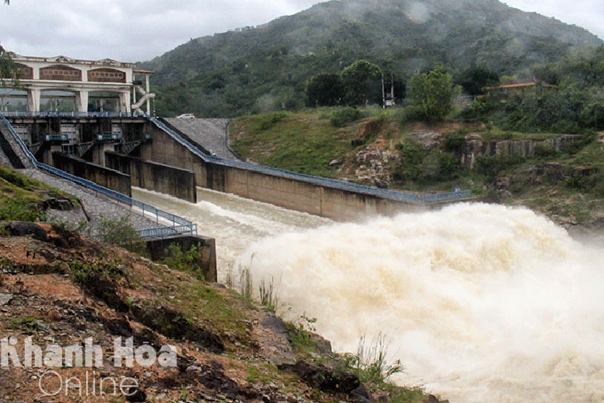 Mưa lớn, 15 hồ chứa nước xả điều tiết