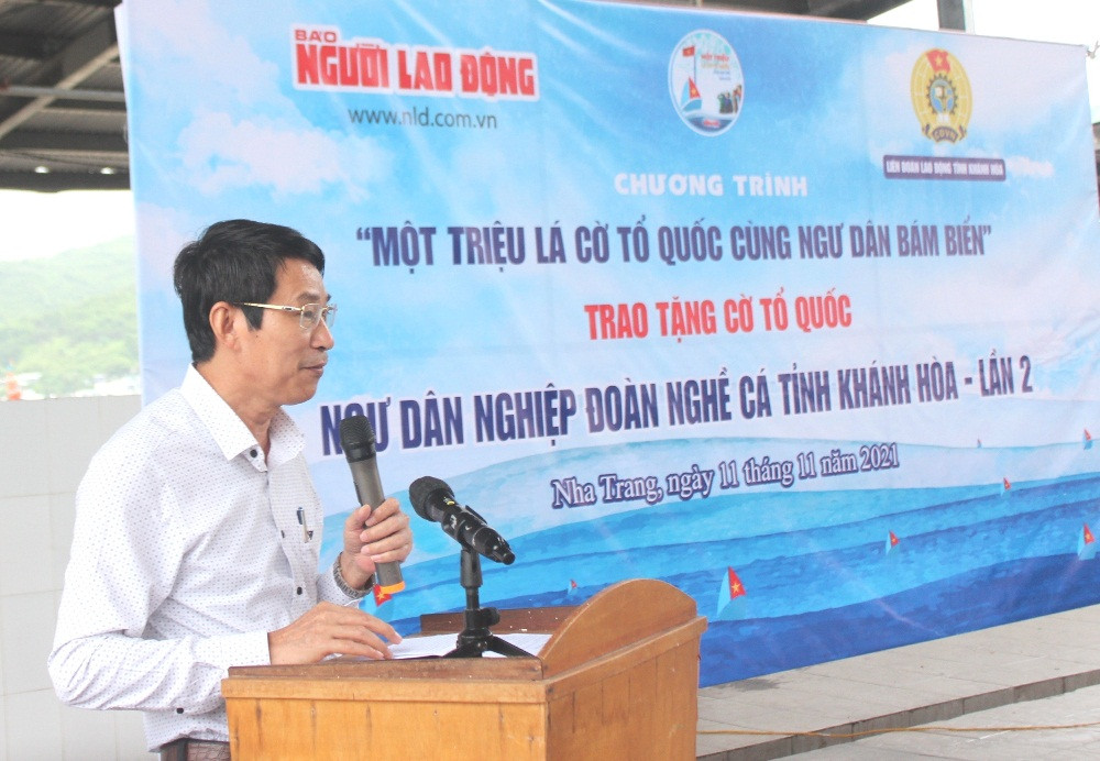 Ông Đinh Văn Thiệu phát biểu tại buổi lễ trao cờ Tổ quốc cho ngư dân.