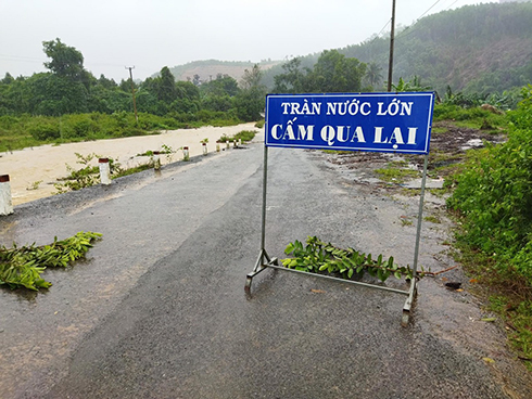 Cảnh báo nước lớn tại khu vực cầu tràn Sơn Trung (Ảnh do người dân cung cấp) 