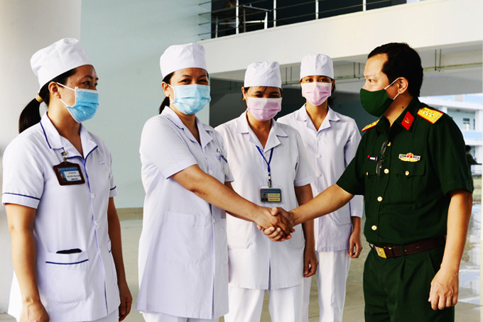 Lãnh đạo, chỉ huy Bệnh viện Quân y 87 động viên các y, bác sĩ  trực tiếp điều trị bệnh nhân Covid-19.  
