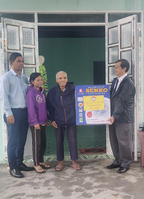 Ông Cao Ngọc Tâm - Phó Chủ tịch UBMTTQ Việt Nam tỉnh trao quà và bàn giao nhà cho một hộ dân tại xã Sơn Trung