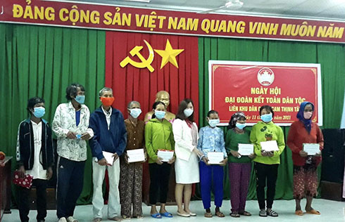 Bà Huỳnh Thị Phượng - Phó Chủ tịch UBMTTQ Việt Nam tỉnh tặng quà cho người dân