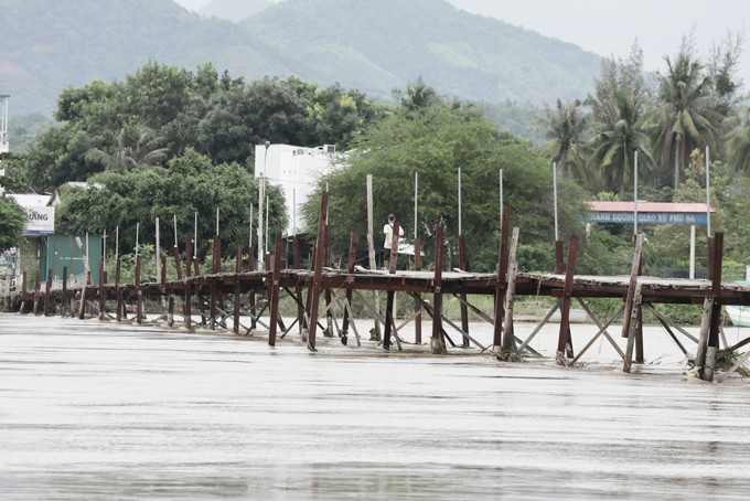 Cầu gỗ Phú Kiểng đã xuống cấp, thường xuyên bị lũ cuốn trôi.